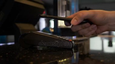 Müşteri Hizmetleri için ödemek için smartphone ve pos kullanarak Bar