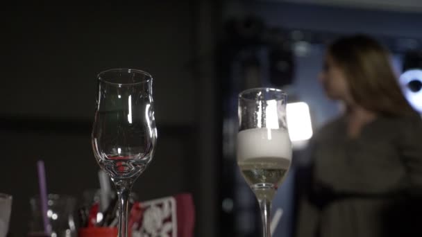 Повільний рух офіціанта, що поливає шампанське в окулярах для щасливої дівчини — стокове відео