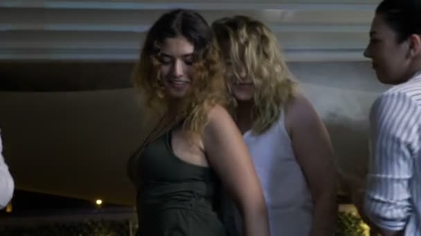 两个性感女人跳舞与对方在迪斯科俱乐部鬼混 — 图库视频影像