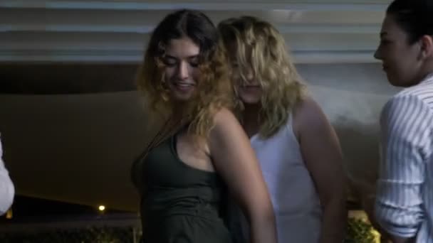 Dos Mujeres Sensuales Bailando Entre Ellos Bromeando En Discoteca Video De Stock Dos Mujeres Sensuales Bailando Entre Ellos Bromeando En Discoteca Video De Stock
