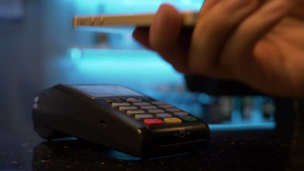 O futuro do comércio sem contato pagando com bitcoin usando seu smartphone em um pub — Vídeo de Stock