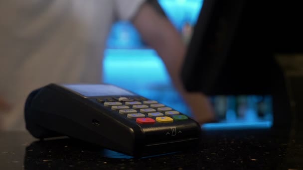 Közelkép a fő bevásárló- és kifizető technológiával smartphone contactless fizetés — Stock videók