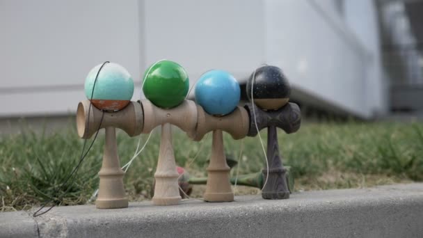 Kendama juguetes siendo golpeado con bola de colores y cayendo en cámara lenta — Vídeo de stock