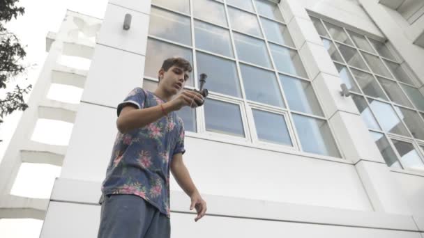 Jovem exercitando captura e liberando bola kendama de pico em câmera lenta — Vídeo de Stock