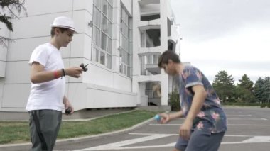 İki genç sokak pratik yeni kendama üzerinde taşır