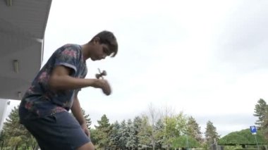 Gelişmiş hile ve kendama oyuncak parkta hareketiyle egzersiz genç kendama oyuncu
