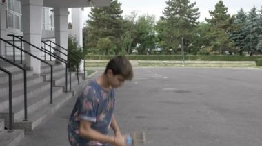 Sınır denge kendama numara topu açık spike çubuğa Dengeleme çalışan genç