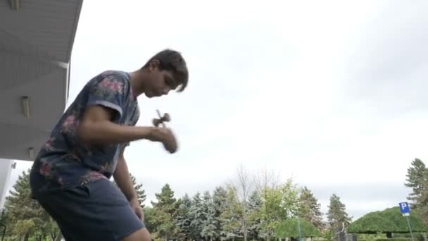 Νεαρό kendama παίκτη άσκηση προχωρημένους κόλπα και τις κινήσεις με το kendama παιχνίδι έξω στο πάρκο — Αρχείο Βίντεο