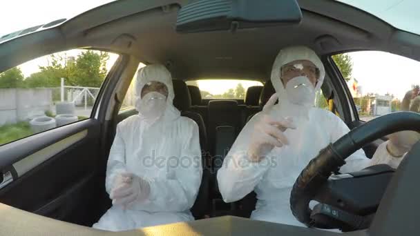 Jonge technicus in Gaspak met praten en ruzie met zijn collega in auto over werkopdracht — Stockvideo