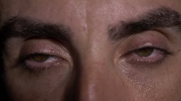 Katmanlı adam açılış gözleri ile yakından — Stok video