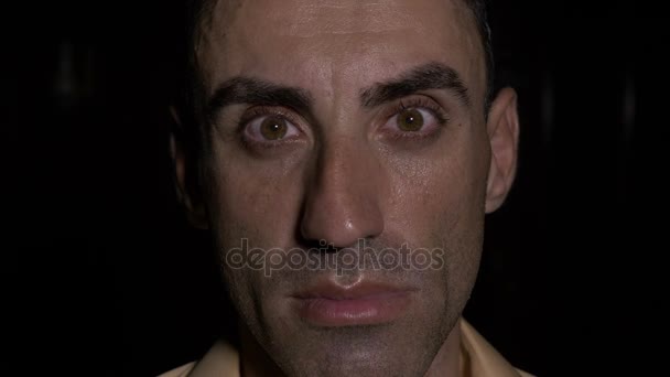 Retrato del hombre cansado abriendo los ojos muy sorprendido — Vídeos de Stock