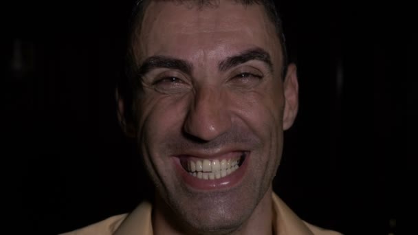 Портрет лица смеющегося веселого пьяного человека — стоковое видео