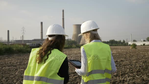 Inspetor engenheiros examinando instalações de refinaria de petróleo usando tablet pc na área industrial — Vídeo de Stock