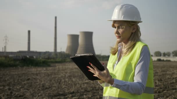 Close-up de mulher engenheiro trabalhador de sucesso usando tablet digital inspecionando a indústria usina de petróleo e gás — Vídeo de Stock