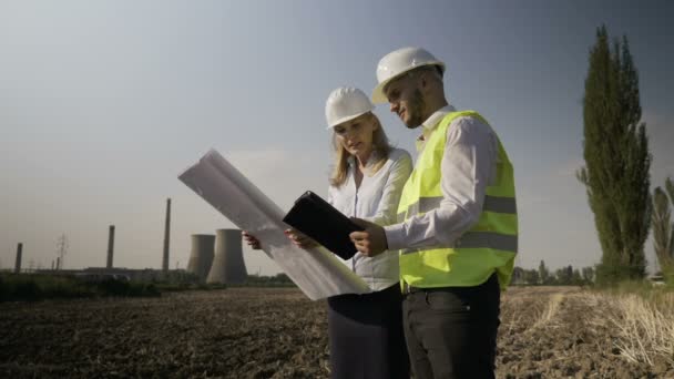 Pesquisa equipe de jovens engenheiros arquitetos em usina energética completando análise do local de trabalho projetado — Vídeo de Stock