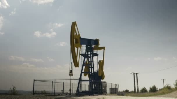 Jednostka pumpjack przemysłowe wyodrębnianie i pompowania oleju — Wideo stockowe