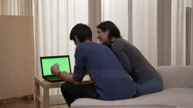 Öper ve onun ortağı sarılarak mutlu onun kız arkadaşım için hediye satın almak online tanıtımı kredi kartı veri alışveriş adam