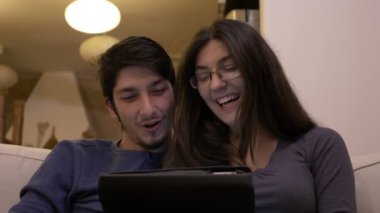 Evde tablet PC'de video eğitimlerini izlemek ve tartışmaya sevgi mutlu çift