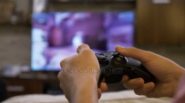 Bakış açısı ile Dijital Tv ekranında video games tarafından büyüledi oynamak için genç oyun holding denetleyicisi