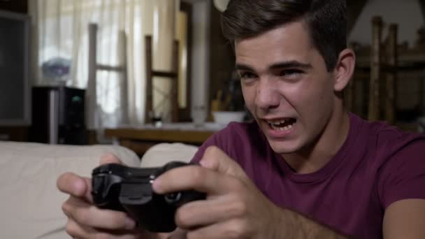 Jeu de jeune joueur extrême contrôlant les boutons de joystick se sentant obsédé par les jeux vidéo essayant de gagner jeu de niveau avancé sur console — Video