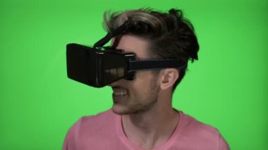 VR sanal gerçeklik kulübü genç adamla beden dili ve yüz ifadeleri yeşil ekran üzerinde egzersiz sosyal becerileri öğrenme