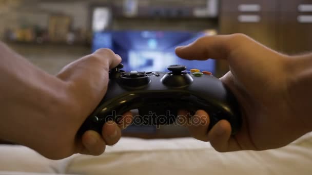 Vértes Pov izgatott tinédzser gamepad vezérlő gomb megnyomásával billentyűk és a játék versenyző fellépés shooter a TV-ben — Stock videók