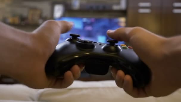 Nervöser junger Spieler verliert beim Spielen von Videospielen das Gleichgewicht und trifft den Steuerknüppel — Stockvideo