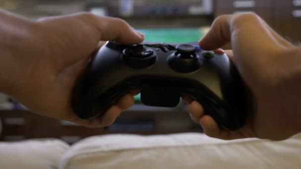 Oogpunt van tijd te verspillen jongeman voetballen op video game console thuis — Stockvideo
