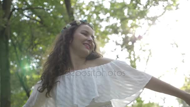 Sonriendo hermosa chica gira en el bosque en cámara lenta — Vídeos de Stock