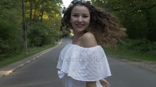Vonzó romantikus fiatal nő birtoklás móka és futó erdei út — Stock videók