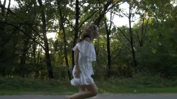 Bella modella vestita in romantico bellissimo vestito bianco con riprese fotografiche nella foresta in esecuzione — Video Stock