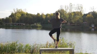 Denge yoga poz için bulma ve yavaş hareket işten sonra doğada meditasyon uzun saçlı çekici genç kız