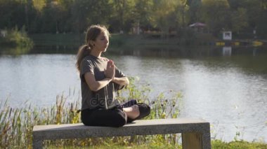 Doğada açık yoga yaparken ve lotus bulunduğu bir gün önce onun sınavları yavaş meditasyon güzel genç öğrenci kız