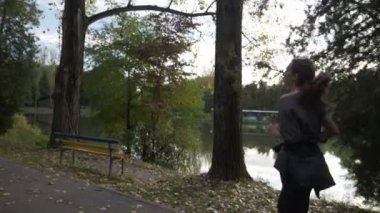 Rahat ve yavaş çekimde motive etmeye Gölü yakınındaki bir ara sokakta park üzerinde ince rakam koşu ile kız