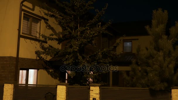 Создание снимка жилого смарт-дома, включающего и выключающего свет в каждой комнате в ночное время — стоковое видео