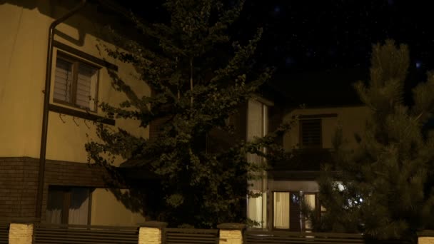 Внешний вид смарт-дома освещается постепенно в каждой комнате в жилом районе ночью — стоковое видео