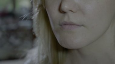 Antibiyotik tek bir seferde yutma ve elini gelen ikinci bir bırakarak sarışın bir kadının yakın çekim