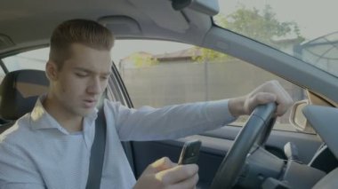 Gps smartphone kullanarak adresi arıyorum sürüş manifatura ve genç adam