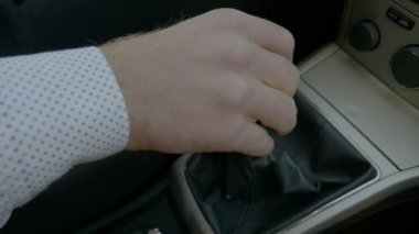 Çekerek el freni ve vites değiştirme adamın elini