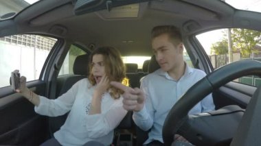 Genç çekici çift alarak selfie arabada