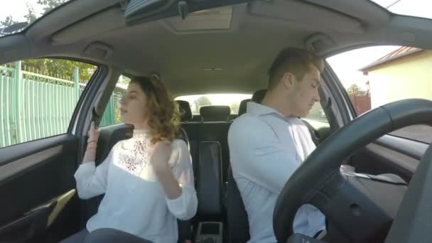 Ungt par casual klädd får i bilen och lämnar på jobbet på morgonen — Stockvideo