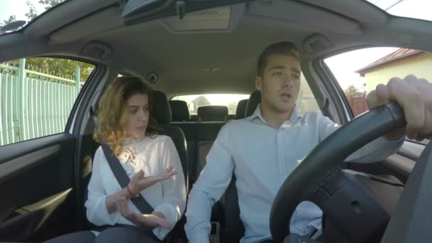 Par som kämpar får i bilen och kvinnan är arg — Stockvideo