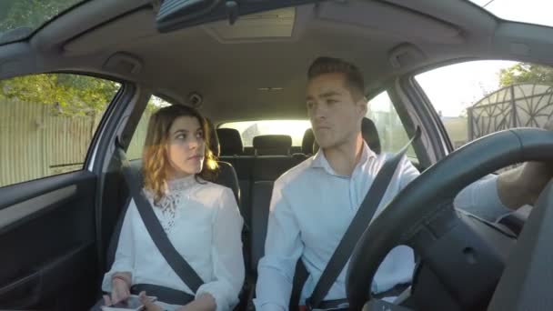Couple looking for wrong address using gps and going into reverse — Stock Video