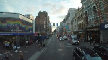 Londra Temmuz 2017: Çift katlı otobüs penceresiyle meşgul sokaklarda insanlar ve arabalar dolu Londra'da görünümünden