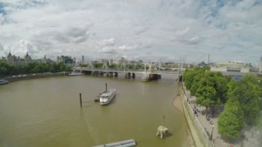 Londra cityscape Thames Nehri tekneleri ve kenarında yürüyen turist gezinme ile panoramik zaman atlamalı hava görünümünü