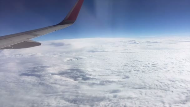 A légi felvétel a csodálatos felhők városára és a repülő repülőgép szárnya ablakon — Stock videók