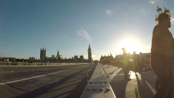 Λονδίνο Ιουλίου 2017: Timelapse από ανθρώπους και αυτοκίνητα κινούνται στο Westminster Bridge στο Λονδίνο με το Μπιγκ Μπεν στο παρασκήνιο — Αρχείο Βίντεο