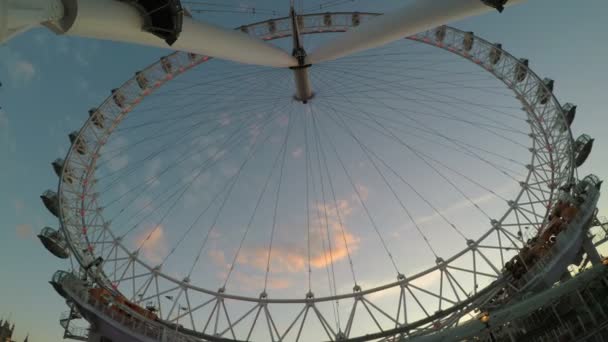 LONDON  JULY 2017: London Eye Millennium Wheel spinning tourists concept of one of the entertaining famous landmarks of London — Stock Video