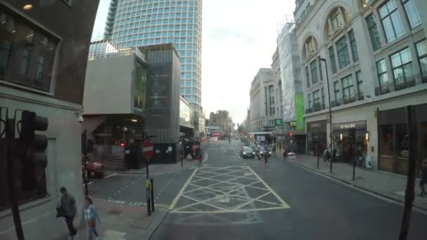 LONDRES JULHO 2017: Timelapse forward view form janela de ônibus visitando conceito de rua britânica de estilo de vida urbano movimentado em Londres — Vídeo de Stock