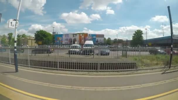 LONDRES JULIO 2017: Vista desde la ventana del tren urbano Peterborough UK desde la estación — Vídeo de stock